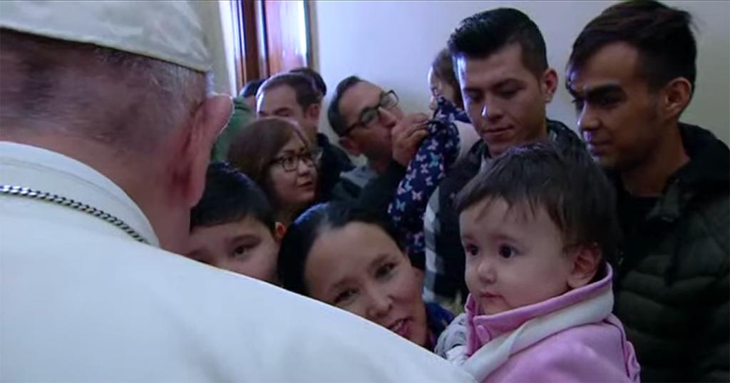 El papa Francisco y los refugiados de Lesbos ante la cruz de los migrantes: 