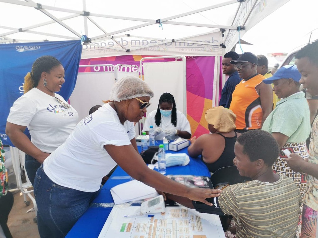 Uma 'Feira de Saúde', com rastreios de prevenção e tratamento, promovida pelo Centro DREAM de Zimpeto por ocasião do Dia do Médico Moçambicano