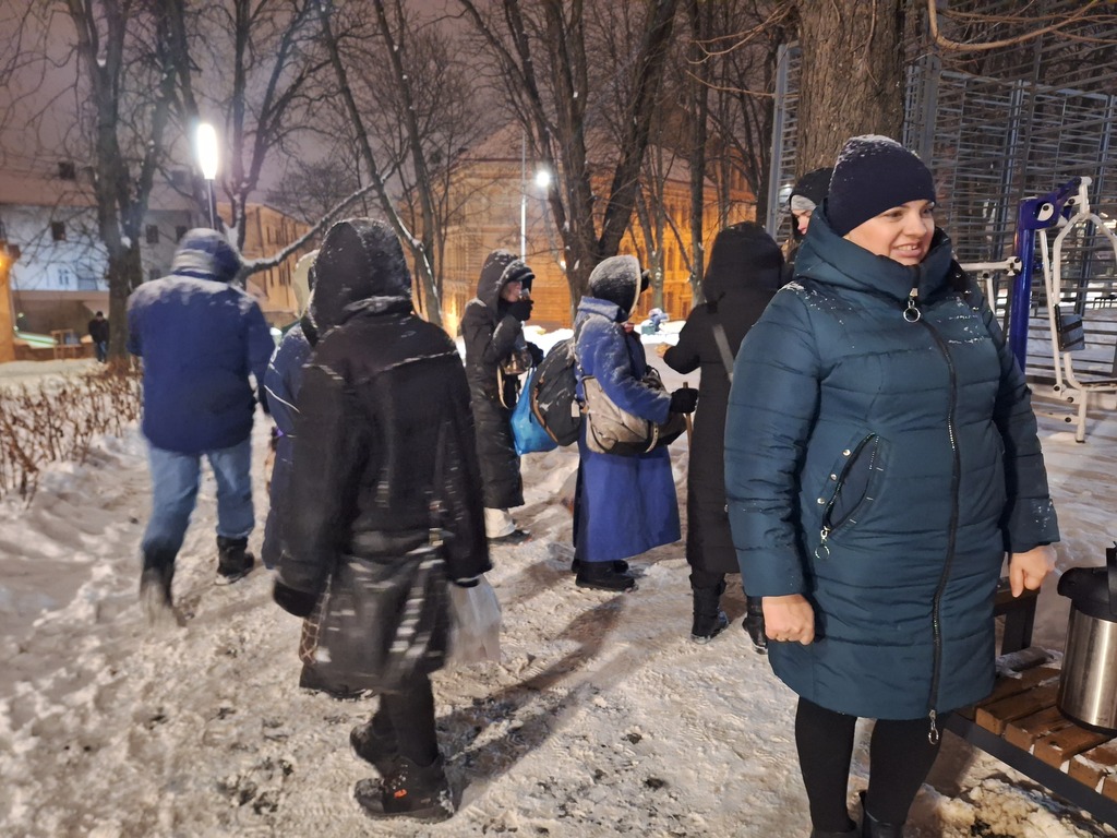 It's freezing cold in Lviv and there's a constant air alarm. Every evening, Sant'Egidio is out on the streets and brings food and relief supplies for all those living on the streets and seeking refuge