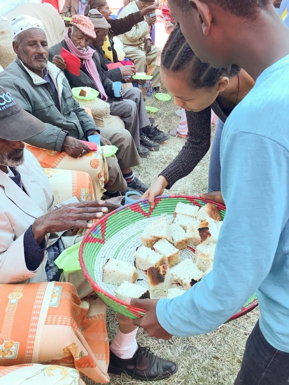 Jugend für den Frieden in Äthiopien deckt den Tisch für alte Menschen und feiert mit ihnen