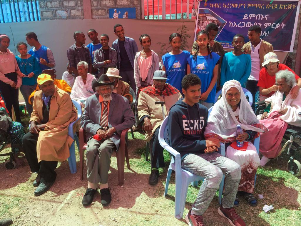 Jugend für den Frieden in Äthiopien deckt den Tisch für alte Menschen und feiert mit ihnen