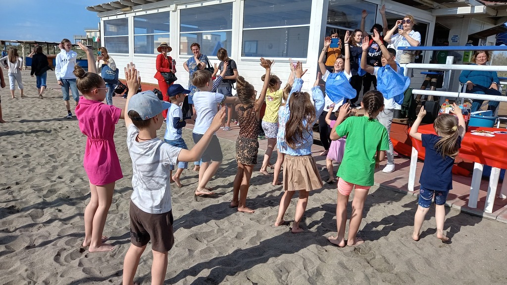 Festa in riva al mare con i bambini profughi dall'Ucraina, a Fiumicino (Roma) 