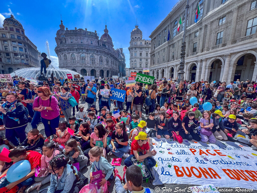 En Génova, 80 años después de los bombardeos que azotaron la ciudad, una marcha de niñas y niños por la paz