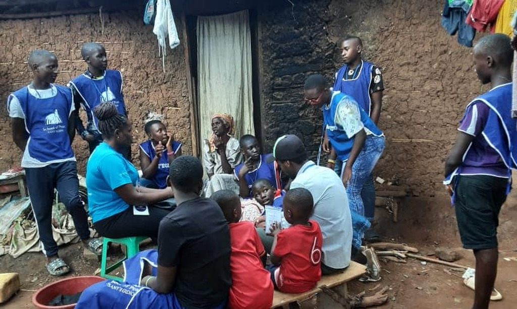 L'amistat entre els Joves per la Pau i els ancians de Kampala: quan la solidaritat és ajuda concreta