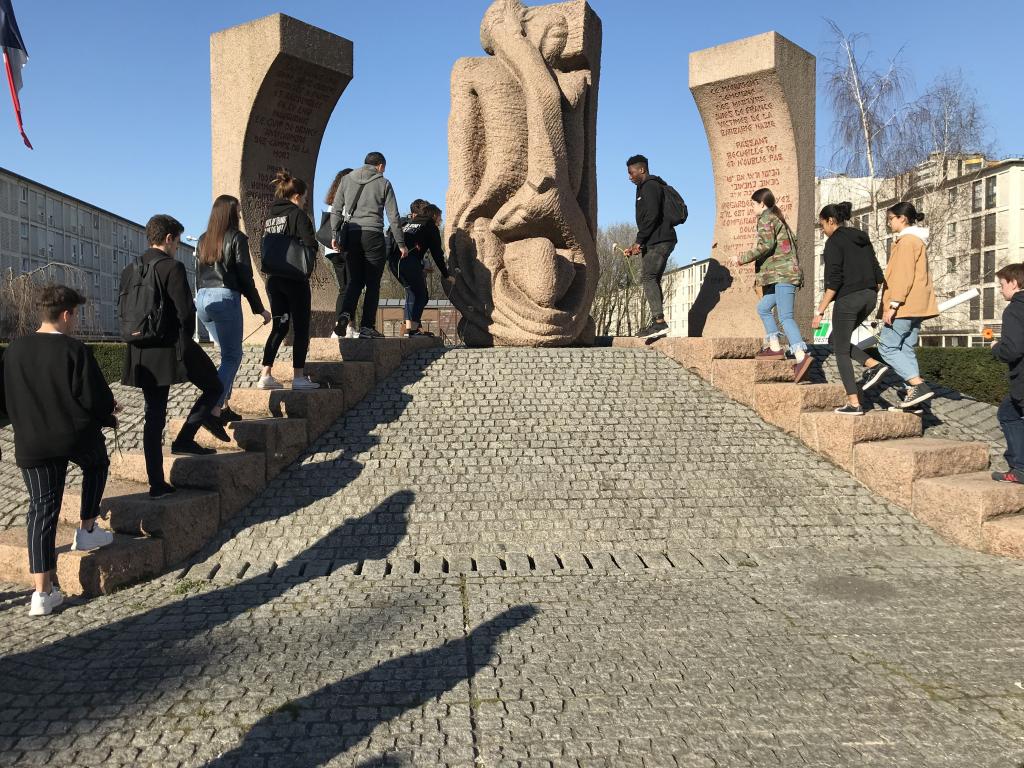 Die Erinnerung an die Schrecken des Rassismus in der Geschichte bewahren. Die Jugend für den Frieden von Paris auf einer Pilgerreise nach Drancy