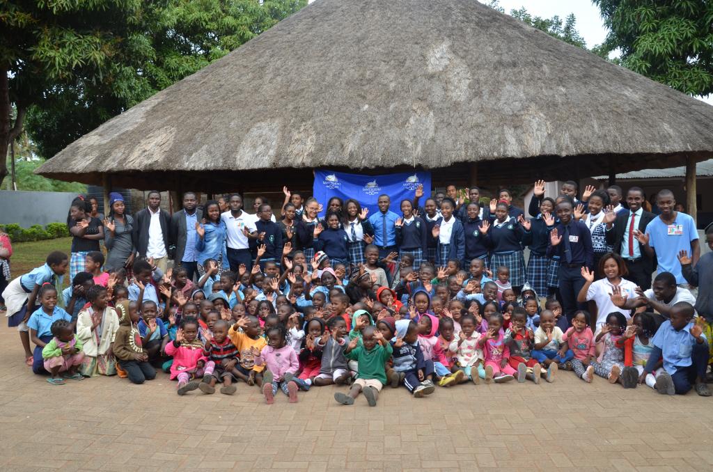 In Matola entdecken mosambikanische Jugendliche die Schönheit der Begegnung mit den Armen