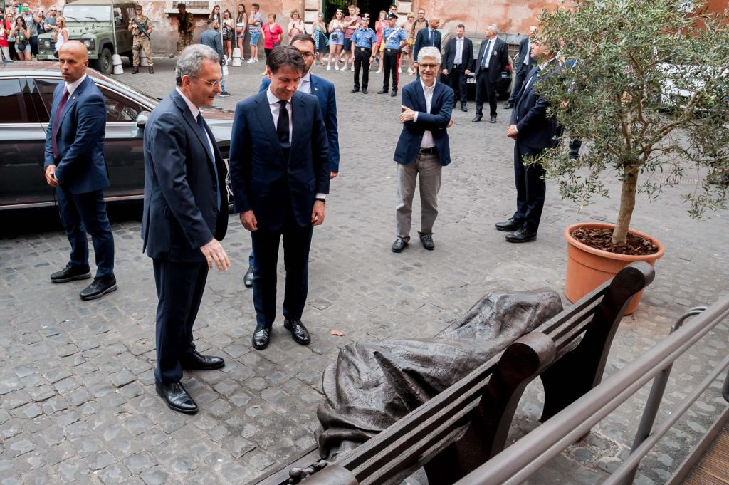 Der italienische Ministerpräsident Giuseppe Conte besucht die Gemeinschaft Sant'Egidio. Begegnung mit Flüchltingen, alten Menschen und Behinderten