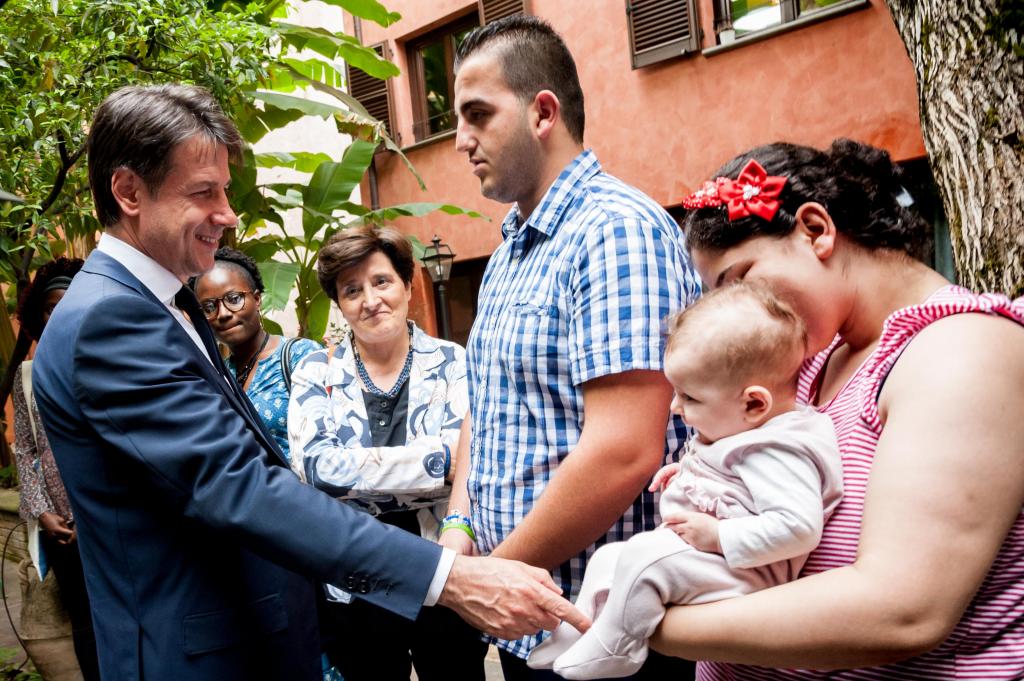 Il presidente del Consiglio, Giuseppe Conte, visita la Comunità di Sant'Egidio. L'incontro con rifugiati, anziani e disabili