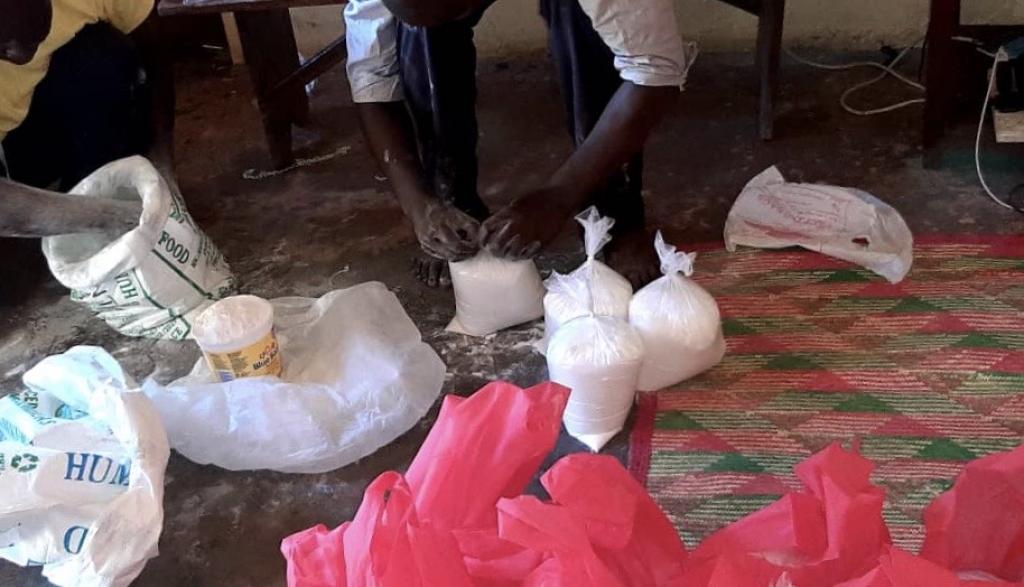 En los barrios marginales de Kampala (Uganda) escasean los alimentos. Sant'Egidio lleva su ayuda