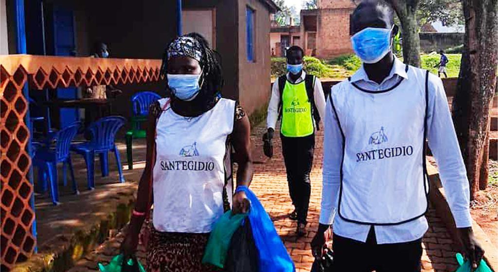 En Muyenga, una zona de Kampala (Uganda), Sant’Egidio reparte ayuda humanitaria a los ancianos que se han empobrecido con la pandemia