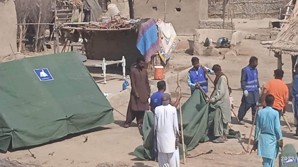 Au début de la Semaine sainte, une mission de Sant'Egidio Karachi distribue des tentes et de l'aide humanitaire aux sinistrés des inondations au Pakistan