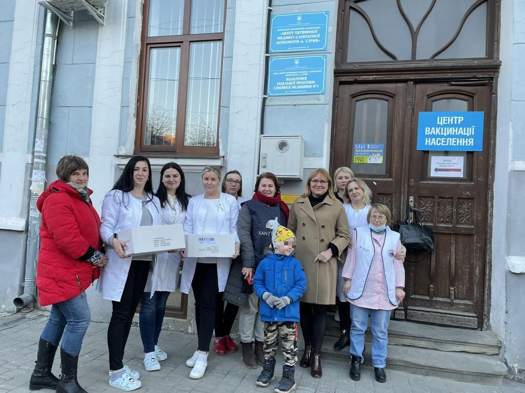 Aide d'urgence pour l'Ukraine: réception du chargement de lait en poudre à l'hôpital pédiatrique de Stryj. Un autre convoi part pour Kharkiv