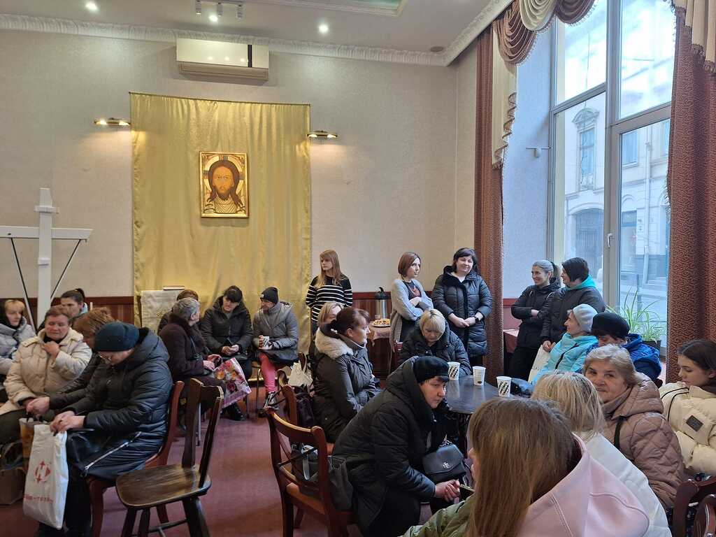 利沃夫圣艾智德欢迎在战争中失去亲人的乌克兰妇女