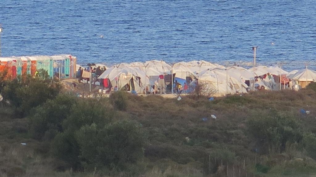 À Lesbos, sous les tentes des réfugiés, battues par le vent glacial, l'espoir des couloirs humanitaires