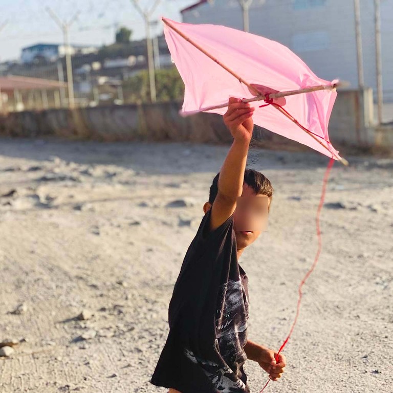 Las cometas de los niños afganos de Lesbos son una señal de esperanza para cerrar la misión veraniega de Sant’Egidio