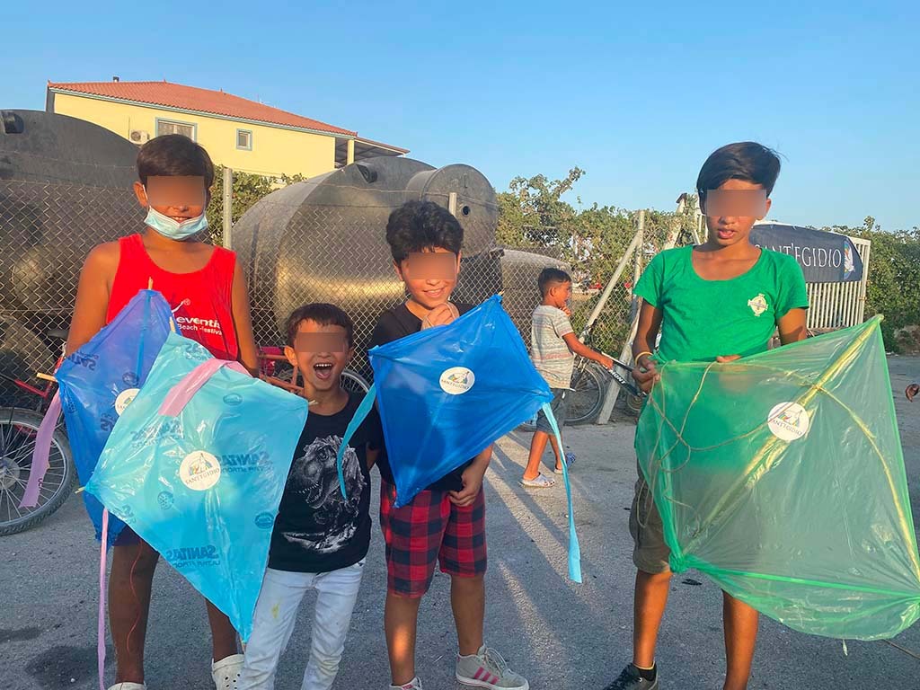 Els estels que fan volar els nens afganesos de Lesbos són una senyal d'esperança per tancar la missió d'estiu de Sant'Egidio