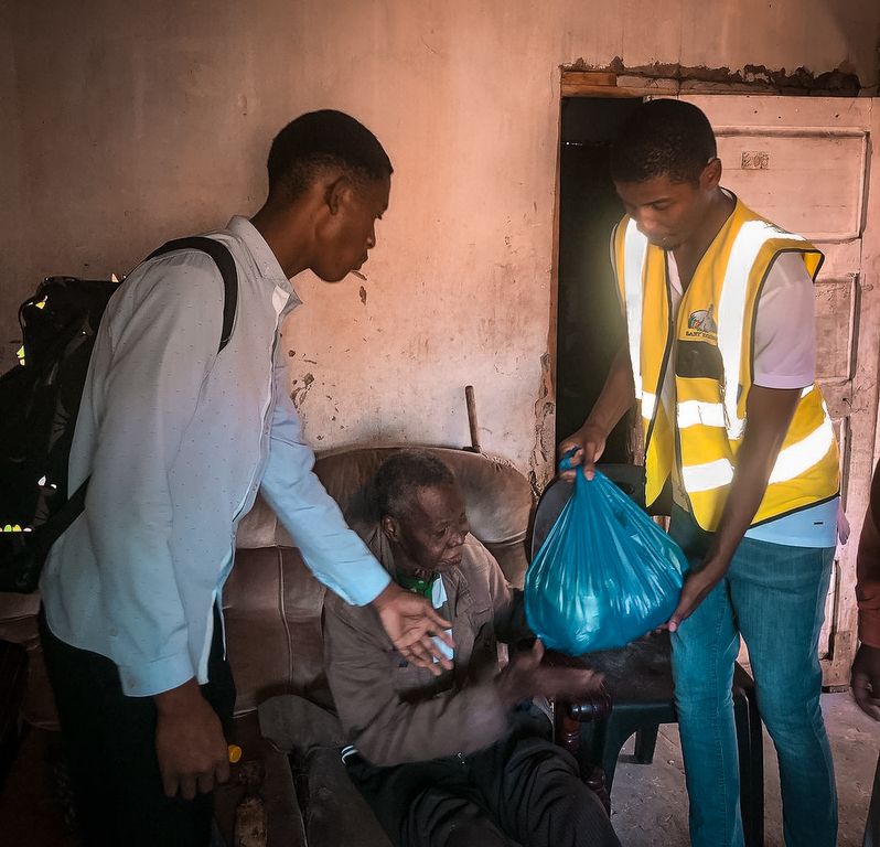 Uma tempestade tropical afectou Maputo, Moçambique. Os Jovens pela Paz levam ajuda às casas que foram destruídas pela violência das águas