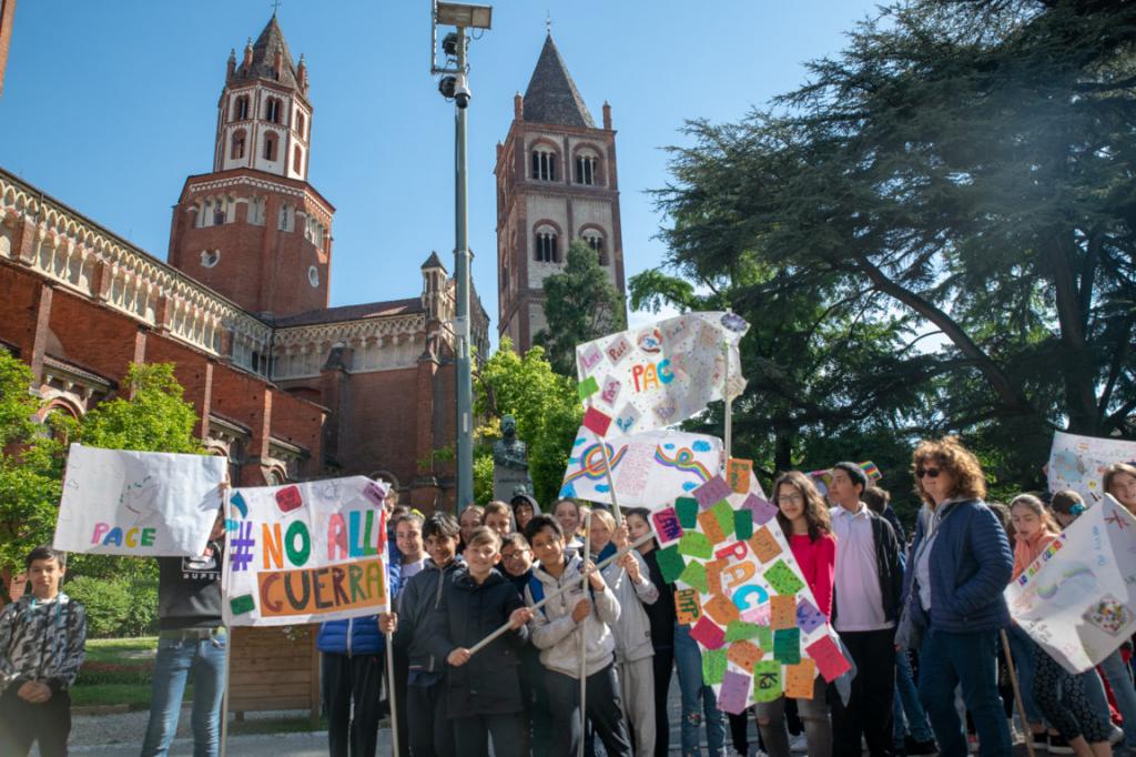 La Marcia di Pace dei bambini colora Vercelli