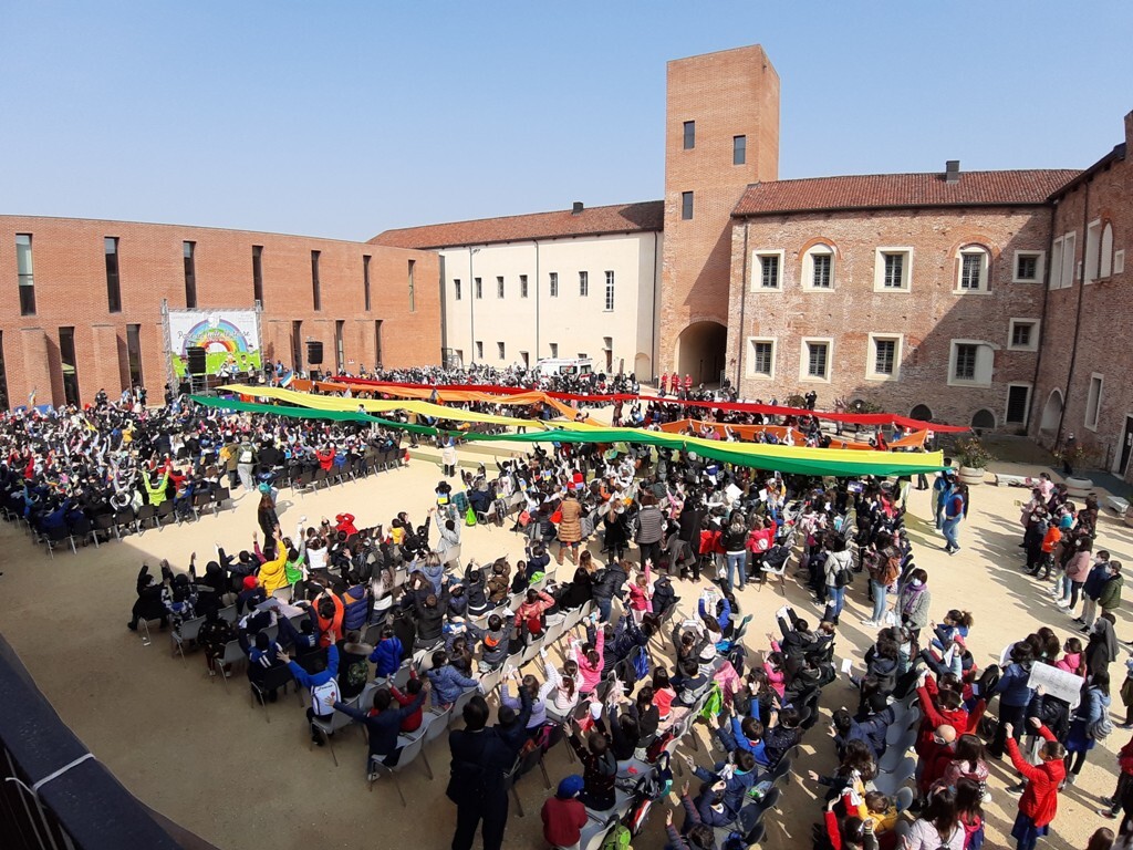 A Novara 1500 bambini, insieme ai Giovani per la Pace manifestano per la fine del conflitto in Ucraina e nel mondo