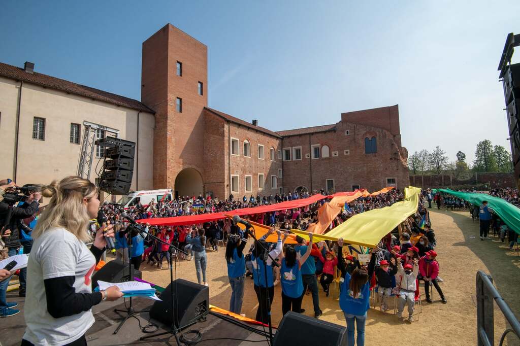 A Novare, 1500 enfants, ainsi que les Jeunes pour la Paix, manifestent pour la fin du conflit en Ukraine