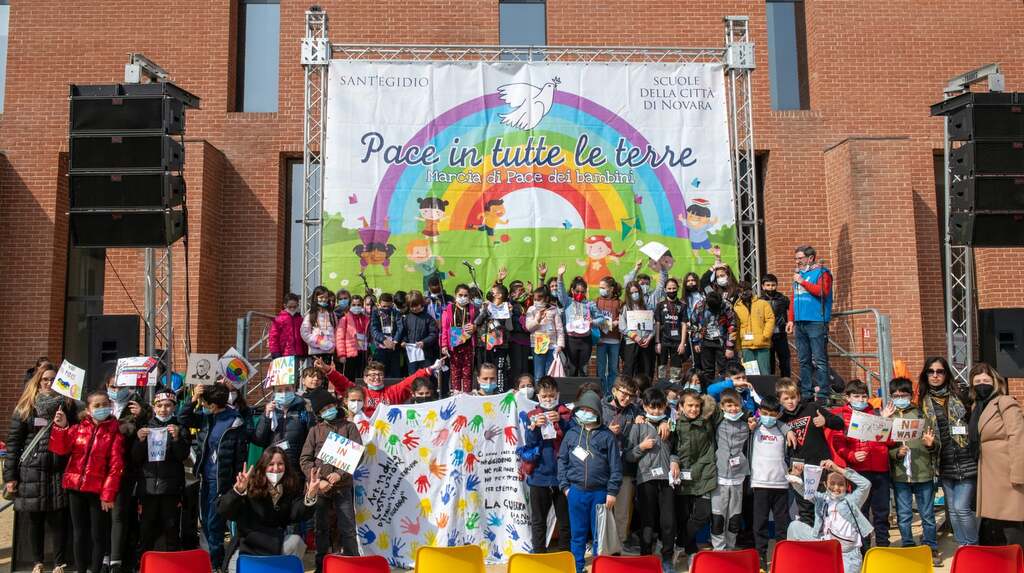 1500 Kinder in Novara demonstrieren mit der Jugend für den Frieden für das Ende der Konflikte in der Ukraine und weltweit