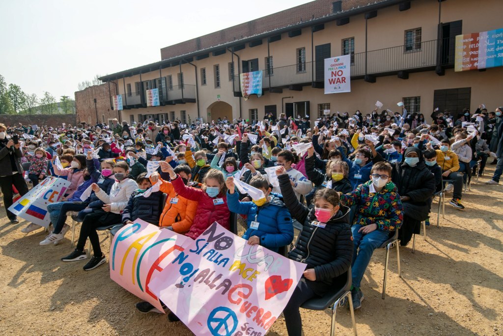 1500 Kinder in Novara demonstrieren mit der Jugend für den Frieden für das Ende der Konflikte in der Ukraine und weltweit