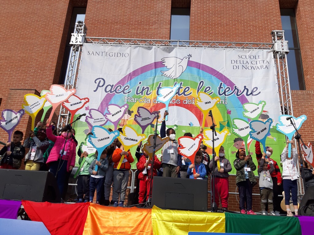 1,500 children in Novara, together with Youth for Peace demonstrate for an end to the conflict in Ukraine and the world