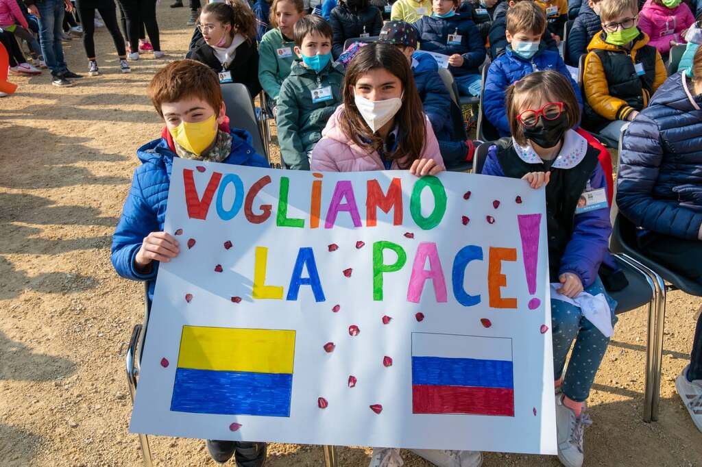 A Novara 1500 bambini, insieme ai Giovani per la Pace manifestano per la fine del conflitto in Ucraina e nel mondo