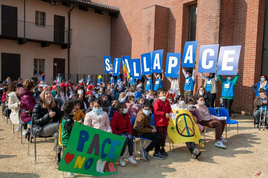 A Novara 1500 bambini, insieme ai Giovani per la Pace manifestano per la fine del conflitto in Ucraina e nel mondo