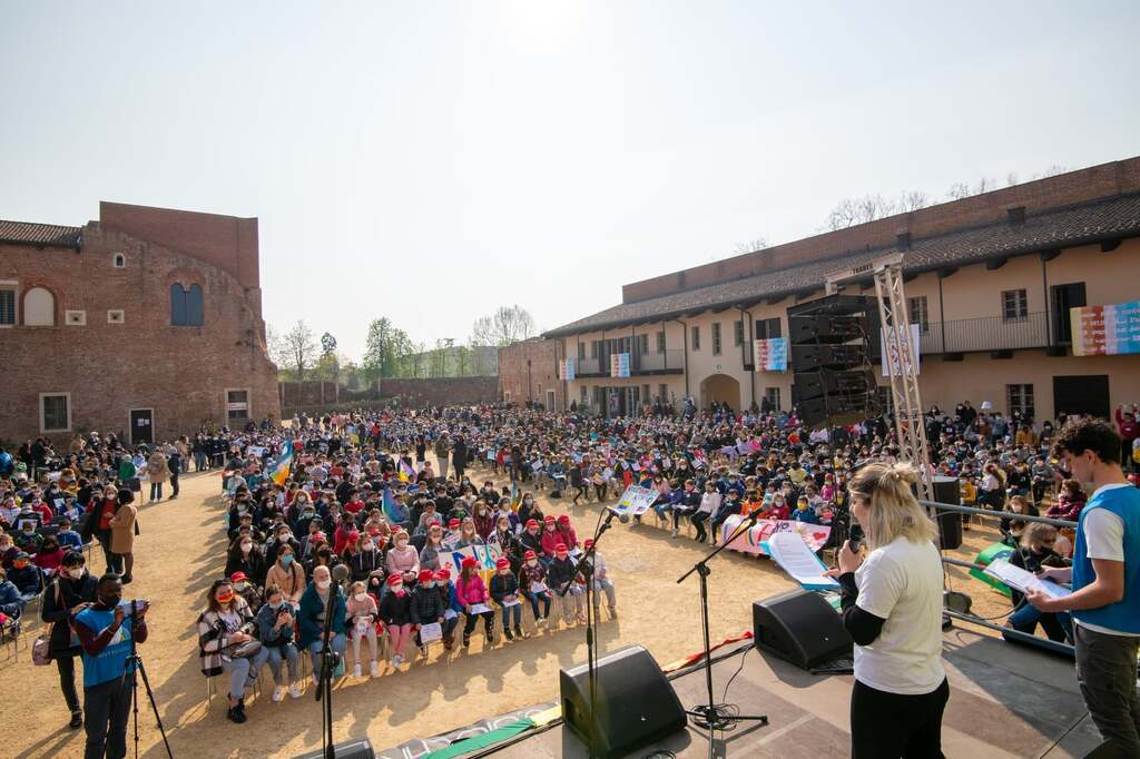 1500 Kinder in Novara demonstrieren mit der Jugend für den Frieden für das Ende der Konflikte in der Ukraine und weltweit