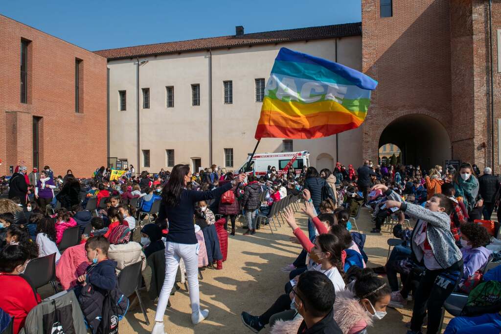 1500 Kinder in Novara demonstrieren mit der Jugend für den Frieden für das Ende der Konflikte in der Ukraine und weltweit