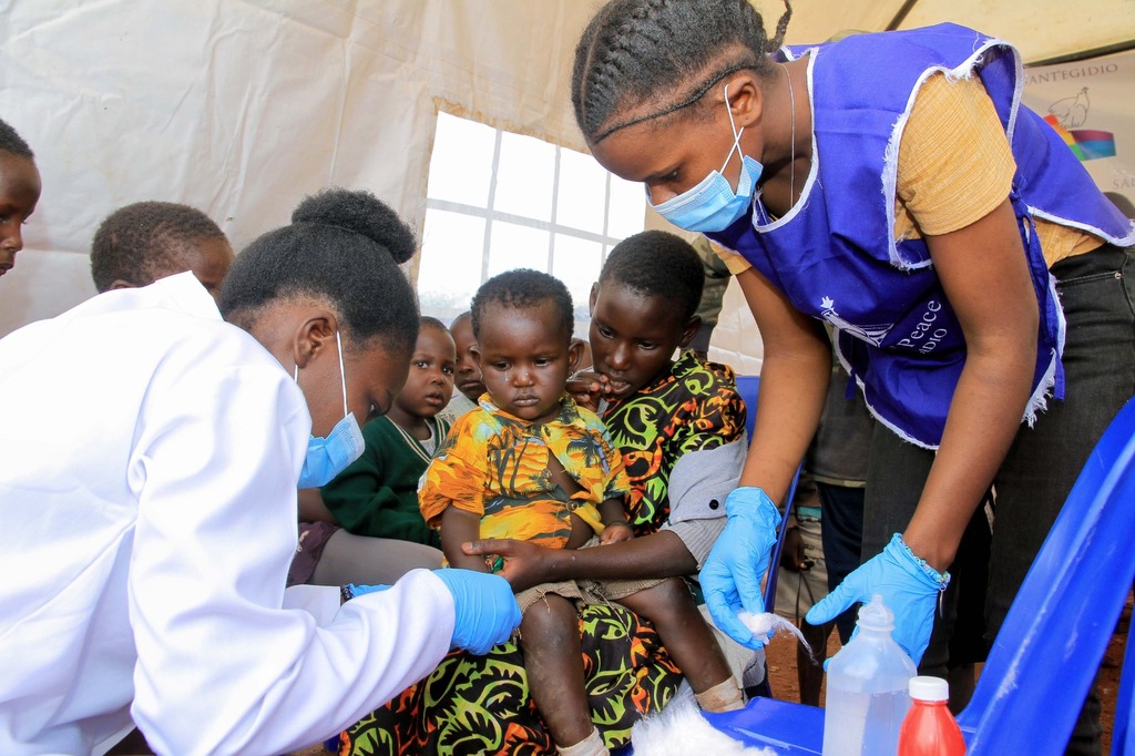 Cure mediche gratuite per i bambini di Katwe a Kampala, grazie ad un campo medico organizzato dalla Comunità di Sant'Egidio