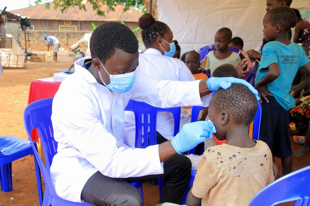 Des soins médicaux gratuits pour les enfants de Katwe à Kampala, grâce à une tente médicale organisée par la Communauté de Sant'Egidio en Ouganda