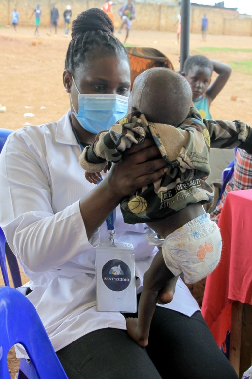 Des soins médicaux gratuits pour les enfants de Katwe à Kampala, grâce à une tente médicale organisée par la Communauté de Sant'Egidio en Ouganda