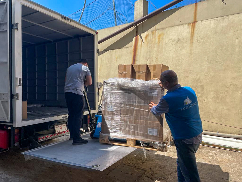 Een vracht medicijnen aangekomen bij de slachtoffers van de aardbeving in Syrië