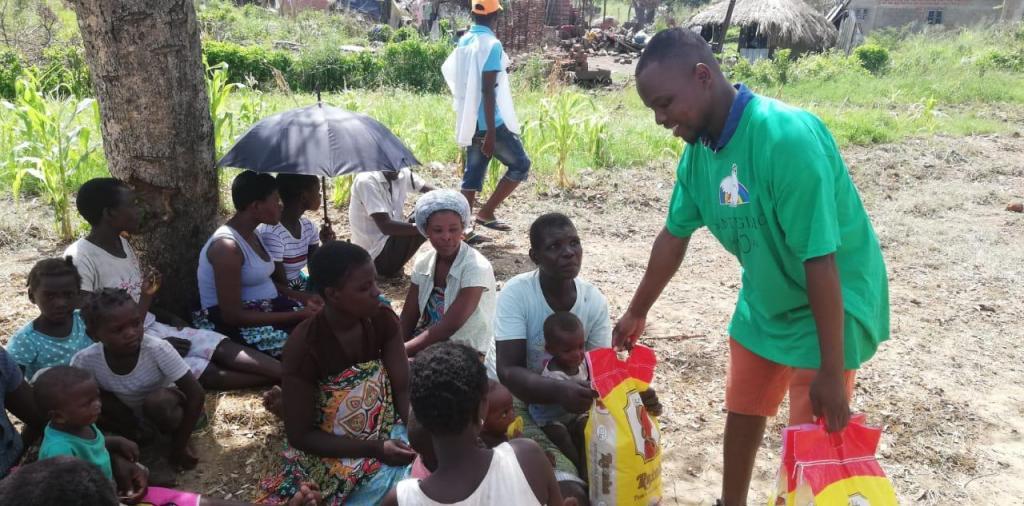 Les aides aux victimes du cyclone Idai arrivent aux villages proches de Beira