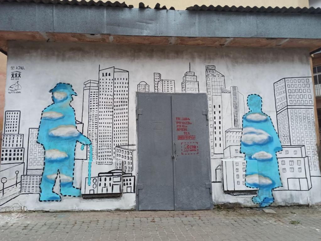 Arte callejero para humanizar la ciudad: en Leópolis (Ucrania) dedican un mural a los 