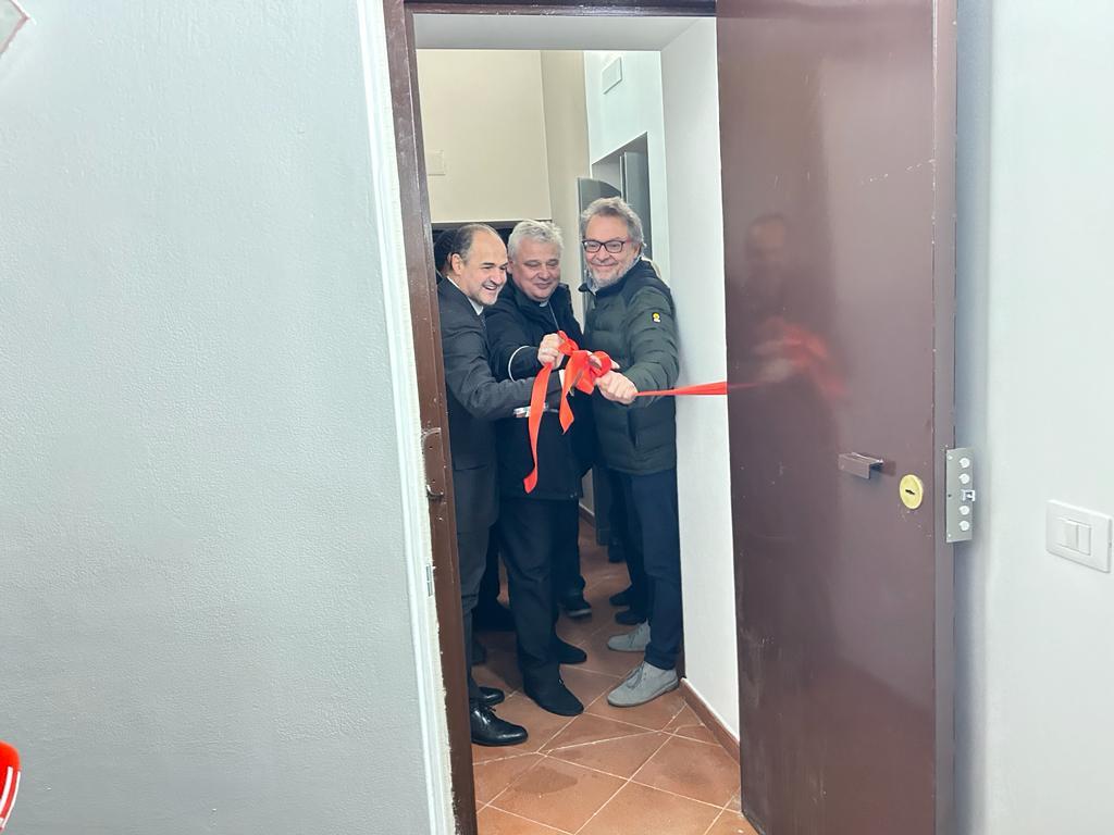A Nàpols el cardenal Konrad Krajewski inaugura la Casa de l’Amistat de Sant’Egidio amb la Bugaderia del Papa Francesc