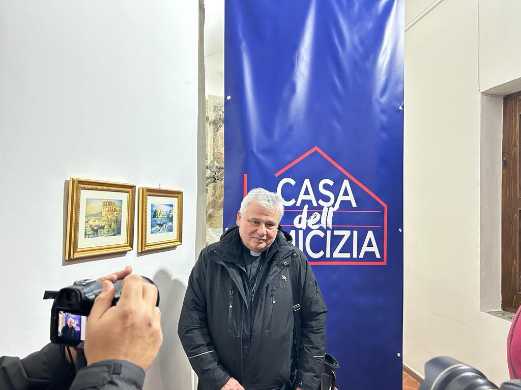 À Naples, le cardinal Konrad Krajewski inaugure la Maison de l'amitié de Sant'Egidio avec la 