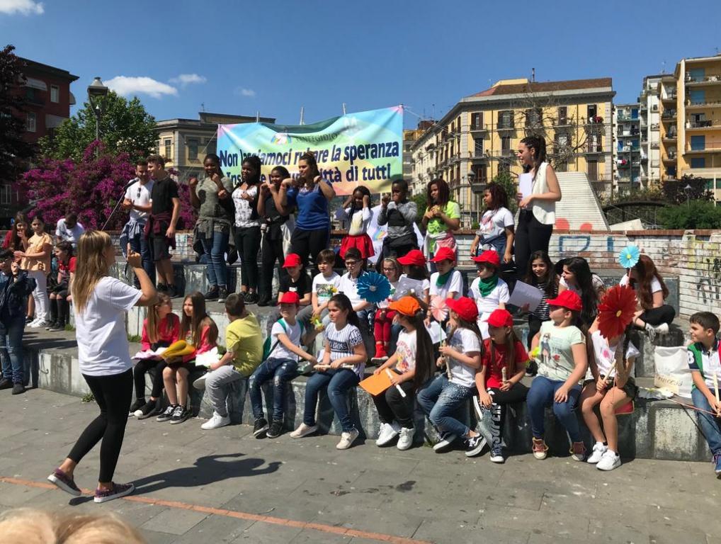Non lasciamoci rubare la speranza: l'impegno di tanti per vincere la violenza nella periferia di Napoli 