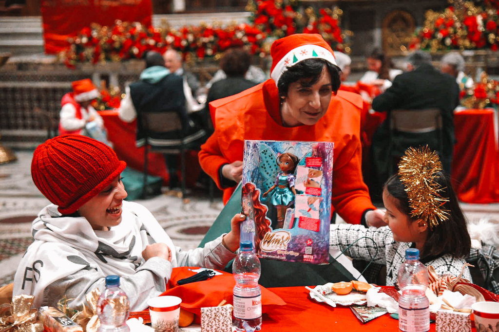 Um Natal de solidariedade e de paz, de Roma ao mundo inteiro. As primeiras imagens do almoço de Natal em Santa Maria in Trastevere