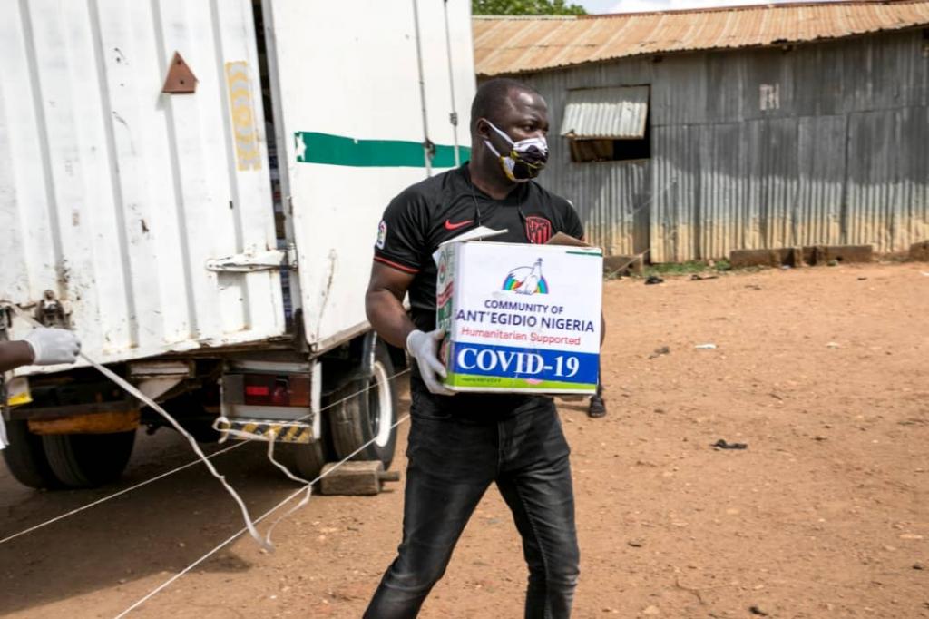 Covid-19 Notstand in Nigeria: Lebensmittelhilfen und Gesundheitserziehung für die Inlandsflüchtlinge im Games Village, Abuja