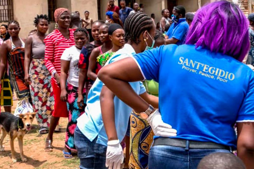 Emergencia de Covid en Nigeria: ayuda alimentaria y educación sanitaria para los desplazados internos de Games Village, Abuja