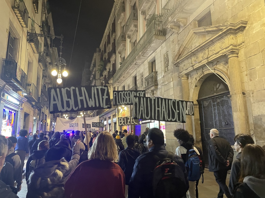 A Barcelona una marxa ciutadana recorda el pogrom antijueu del 9 de novembre de 1938 conegut com la nit dels vidres trencats