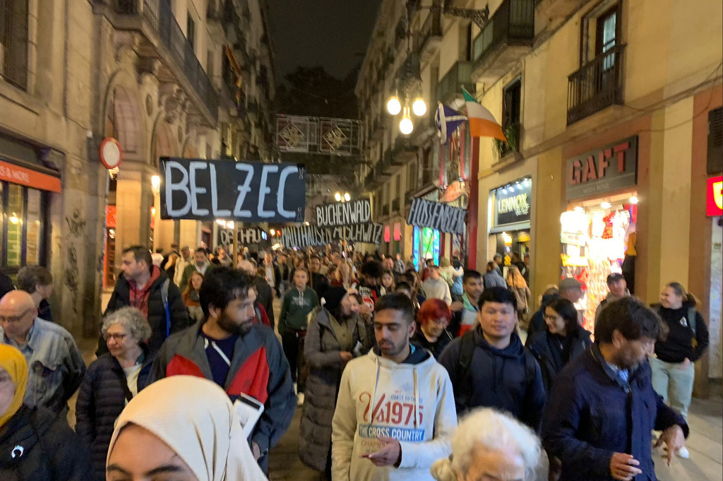 A Barcellona una marcia cittadina ricorda il pogrom antiebraico del 9 novembre 1938, detto “Notte dei cristalli