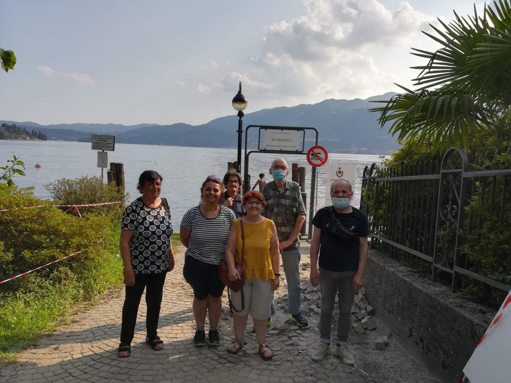 Des vacances, des destins qui se croisent : l'amitié entre personnes âgées et sans-abri en ce #SantEgidioSummer sur le lac d'Orta