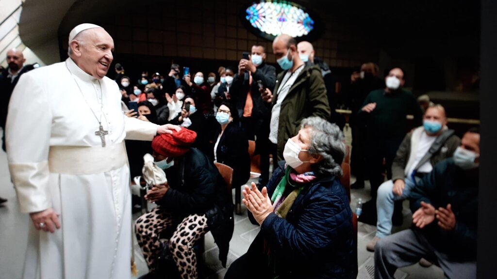 Papież świętuje imieniny razem z 600 bezdomnymi, którzy w Watykanie przyjmują szczepionkę
