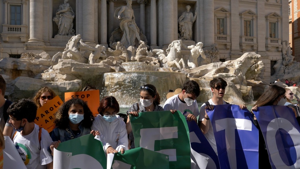 Flash mob à la fontaine de Trevi: jeunes italiens et réfugiés manifestent pour la paix