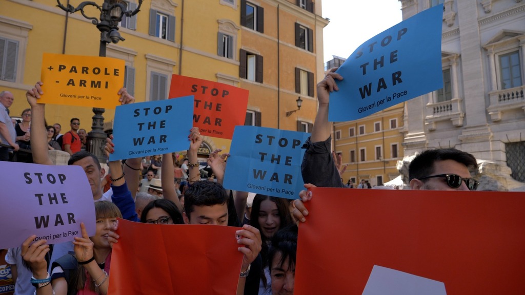 Flash mob à la fontaine de Trevi: jeunes italiens et réfugiés manifestent pour la paix