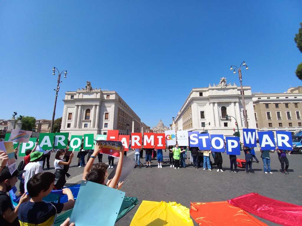 Plus de paroles, moins d'armes. Flashmob des Jeunes pour la Paix au château Saint-Ange à Rome pour dire NON à la guerre en Ukraine